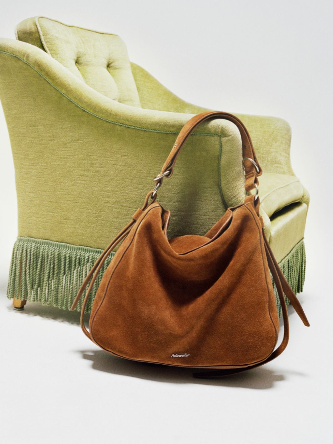 Studiobilde av veske fra Holzweiler. Bud Slouchy Suede Tote Camel