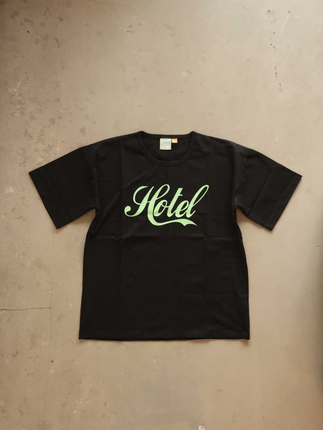 Hotel Tees & Longsleeves T-Skjorte | Script Tee Black